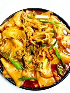 酸辣饺子皮的家常做法_自制爽滑蒸饺，酸辣花生酱汁，美味可口！