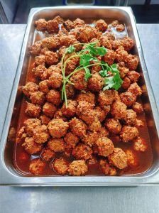 红烧肉圆子家常做法_小火慢炸肉圆子防破裂，焖煮铺姜片保多汁