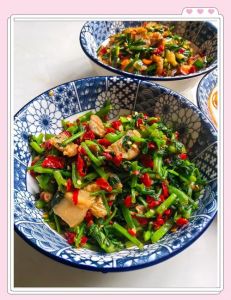炒芹菜不焯水几分钟能熟_芹菜炒多久？焯水后快炒更脆嫩！