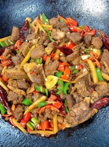 鸭子可以配什么炒_鸭肉炖土豆，营养美味家常菜！