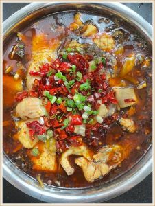 鱼里面可以加什么配菜_鱼汤加豆腐雪菜香菇，鲜嫩醇厚营养好！
