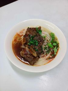 牛骨头粉的做法和配菜_慢炖牛骨汤，配菜多鲜香