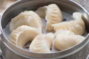 生饺子蒸15分钟够吗_蒸饺子多长时间？看大小火候灵活调！