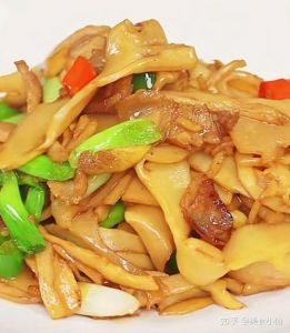 炒笋片的家常做法_色红脆嫩，下饭绝配！