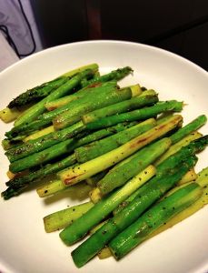 芦笋的做法家常吃法_芦笋家常菜，滑虾炒腊肉，简单美味！
