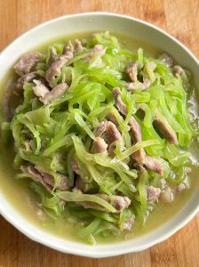 莴笋丁炒肉的做法家常_莴笋煎肉丁，脆爽可口易上手