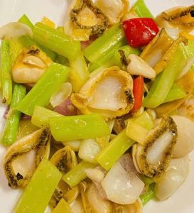 吃鲍鱼配什么蔬菜_鲍鱼配菜多，西兰花炖鸡汤，营养又美味
