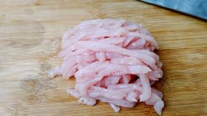 猪肉丝纹理正确切法图解_猪肉丝顺纹切不柴，提前腌制更入味