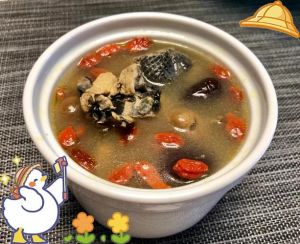 清炖乌鸡要不要焯水_乌鸡汤要焯水，慢炖加姜枣，鲜美营养