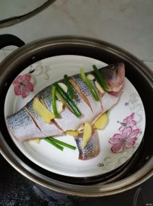 热水下锅蒸鱼几分钟_小嫩鱼8-10分钟，大鱼18-25分钟