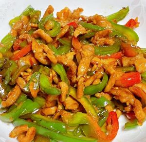 青椒炒肉丝的食材_鲜亮青椒炒嫩肉，外婆油更香！