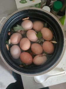 苏木煮土鸡蛋的做法_天然染色美食品尝