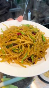 青椒土豆丝步骤图解_家常青椒土豆丝，脆爽美味，下饭！