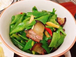 老扁豆炒腊肉的做法_扁豆炒腊肉，家常下饭菜