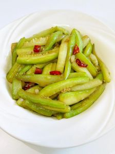 酱炒小瓜的家常做法_酱炒小瓜，家常美味，清爽可口！
