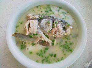煮鱼头汤要腌制吗_新鲜鱼头汤，鲜美不腌，关键技巧