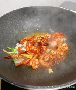 蒜香鸡尾虾的制作方法_蒜香基围虾，外酥里嫩，鲜香可口！