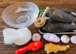 海鲜带子怎么杀图解_盐水洗带鱼，快刀去骨，竹签烤带鱼，选新鲜带鱼