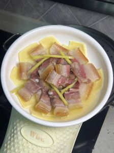 腊肉蒸完后，还咸怎么办_腊肉太咸？温水泡换着吃！