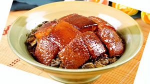 坨子肉制作图片_酥脆外皮吸满汤汁，梅干菜肉香浓郁