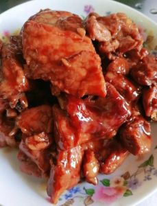 水煮小排骨家常做法_汆烫冲净排骨，酱油胡椒冰糖，慢炖25分钟，筷子能插进就熟了！