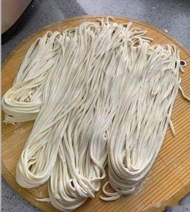 面和水的比例是多少_水粉比211，灵活调整做面食