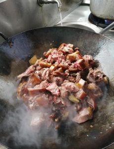 煮狗肉最简单的方法_狗肉清洗去腥炖煮技巧