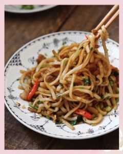 潮汕老式炒粿条的做法_泡好炒香火候足