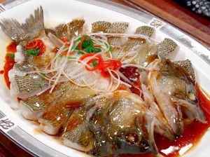 鲈鱼蒸多长时间熟_蒸鲈鱼多长时间？500克水开后蒸8-10分钟