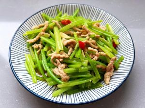 芹菜炒肉丝前需要焯水吗_芹菜炒肉丝该焯水吗？营养口感两权衡