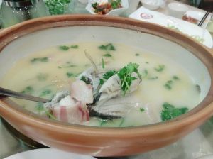鳜鱼炖汤的做法大全_奶白鲜嫩，做法简单