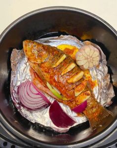 烤鱼蒜蓉酱的做法_蒜蓉酱烤鱼，生熟蒜香，风味绝