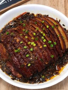 川菜扣肉的家常做法_川菜经典，肥而不腻，外焦里糯，咸香浓郁！