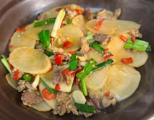 猪肉焯水的正确方法_焯水去腥锁鲜嫩，冷水下锅加姜葱！