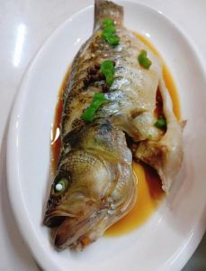 鲈鱼清蒸一般开锅煮几分钟_年夜饭清蒸鲈鱼不腥不柴的秘诀