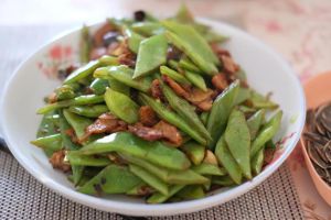 扁豆角炒熟了是脆的吗_扁豆角炒多久才脆？看颜色闻味道判断