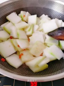 炒冬瓜片需要焯水吗_焯水去涩炒更佳，炖煮吸汁味更浓