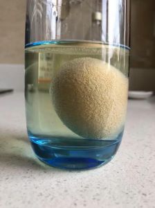 制作无壳鸡蛋的所有过程图片_白醋溶解鸡蛋壳，鸡蛋会浮起弹跳