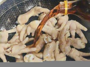鸡爪焯水的正确方法_清洁焯水技巧分享