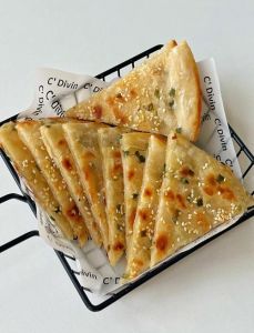 老式葱油饼的做法_猪板油和醒面是关键