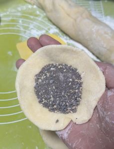 芝麻糖饼的家常做法_温奶面团加黄油芝麻，烙出酥脆香甜