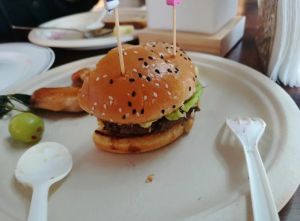 亚洲第一大无人区加油站：独特美食体验地，揭秘荒漠中的味蕾诱惑