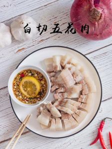 白切肉最简单的做法_挑选新鲜五花肉，冷水煮姜葱，蒜蓉蘸料风味佳