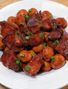 红烧猪肉家常做法_带皮五花肉冷水焯水，煎糖色炒冰糖，慢炖收汁肥而不腻