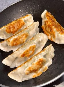饺子锅烙的家常做法_薄皮大馅，酥脆鲜香秘诀