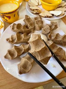 男生怒怼女生玩吃雷MV：揭秘网络热梗背后的美食文化