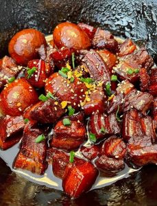 杭州红烧肉的正宗做法_红烧肉香糯易学，肥而不腻美味家宴