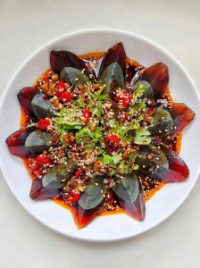 拌松花蛋都放什么调料_蒜香醋香拌松花蛋，辣味酸甜口味佳