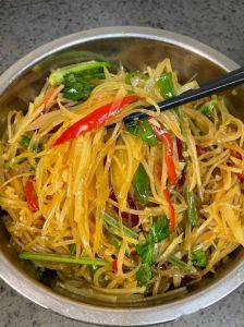 凉拌土豆丝要焯水几分钟_脆爽做法，焯水3-5分钟，过凉水锁脆，加醋防黑