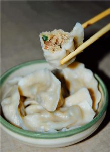 藕包饺子需要焯水吗_生藕脆爽饺子，焯水软糯韭菜香